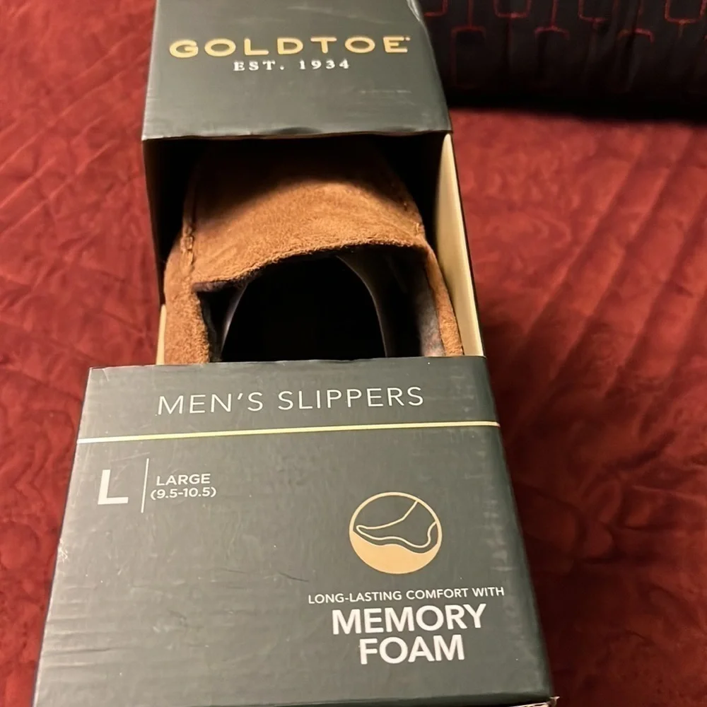 Gold toe Men’s slippers color brown size large (9.5-10.5) memory foam conform
